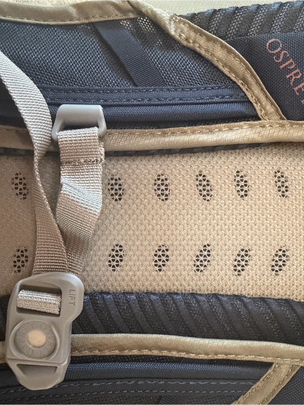 OSPREY Men’s Light Tan Hydration Daypack Backpack - Picture 6 of 12